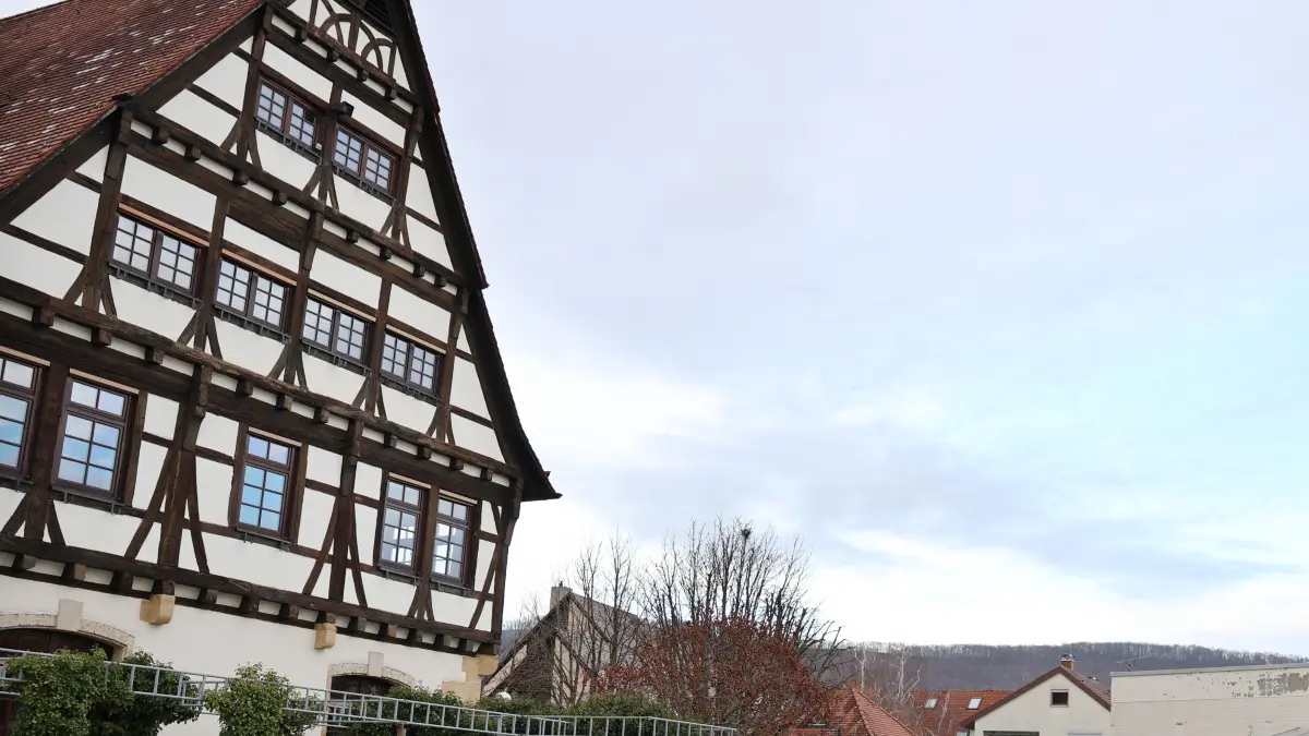 Auch der Bereich hinter Uhlandhalle und Rathaus soll ins neue Sanierungsgebiet aufgenommen werden. Die Verwaltung sieht Defizite in der Platzgestaltung.