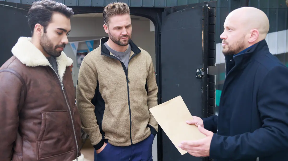 Baris fürchtet, trotz erfüllter Mission nicht zu Cecilia reisen zu dürfen. Baris (Metehan Demiröz), Bambi (Ben Heinrich), Daniel Hemstedt (Max Florian Hoppe)