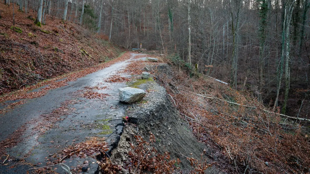 Das war's: Die Straße von Belsen nach Beuren wird nicht mehr für den Autoverkehr hergerichtet. So wird der Gemeindeverbindungsweg in Zukunft nur noch für Radfahrende, Fußgängerinnen und den Forstverkehr zur Verfügung stehen.