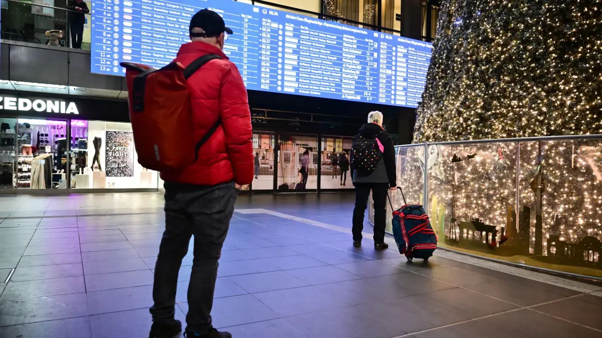Vor dem Fahrplanwechsel Bahn: 10.12.2025, Berlin: Fahrgäste blicken am Berliner Hauptbahnhof auf die Fahrplananzeige. Am 14. Dezember ändert sich der Fahrplan der Deutschen Bahn. Foto: Sebastian Christoph Gollnow/dpa +++ dpa-Bildfunk +++