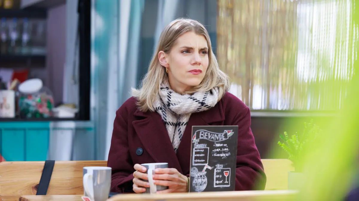 Stella (Bettine Langehein) hat Angst, dass Jori nie zu einer intriganten Frau wie Patrizia zurückkehren wird.