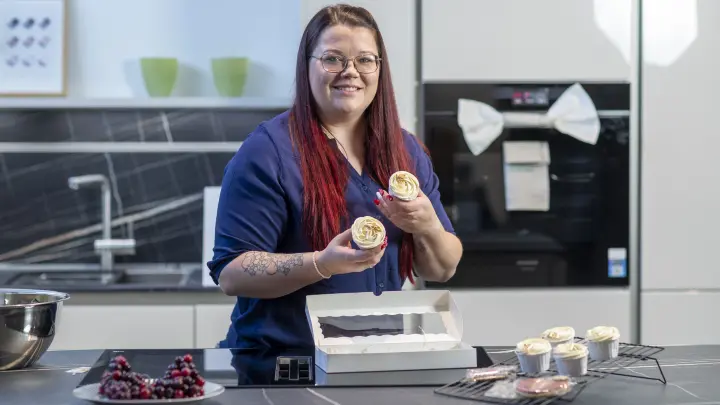 Darum gibt eine Vöhringerin Backkurse in einem Möbelhaus