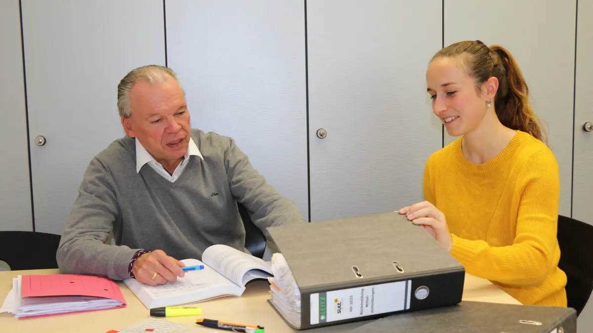 Der Erste Beigeordneter und Kämmerer der Stadt Sulz Hans-Peter Fauser und seine Mitarbeiterin Bianca Schwark kümmern sich um den Haushalt der Kommune.