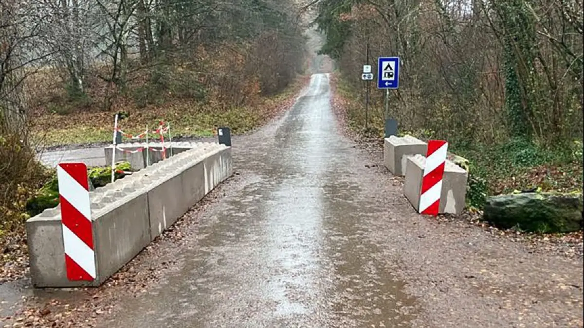 Provisorisch repariert: vom LKW Ende Oktober 2025 gerammtes Brückle beim Schadenweiler in Rottenburg. Bild: Tiefbauamt Rottenburg