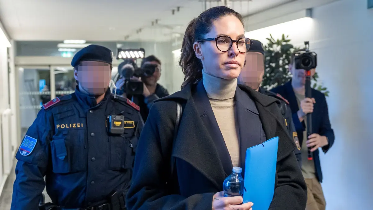 Zweiter Prozess gegen den Ex-Immobilientycoon Benko: 10.12.2025, Österreich, Innsbruck: Die Mitangeklagte Nathalie Benko kommt zu Beginn des Prozesses gegen Signa-Gründer Benko und Mitangeklagte wegen des Vorwurfs der betrügerischen Krida in das Landesgericht in Innsbruck. Foto: Expa/ Johann Groder/APA/dpa +++ dpa-Bildfunk +++