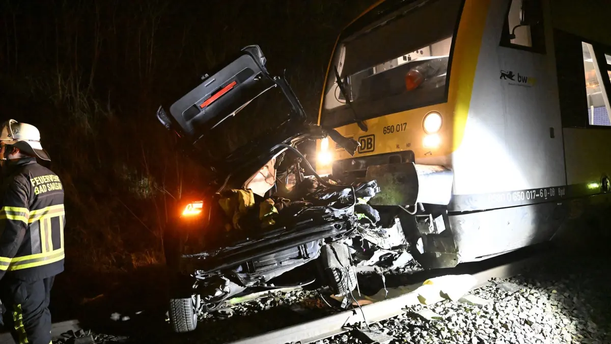 Auto an Bahnübergang von Zug erfasst in