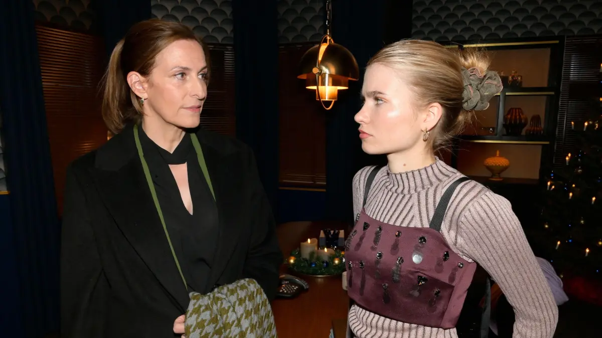 Katrin (Ulrike Frank) muss ihrer Tochter Johanna (Charlott Reschke) endlich die Wahrheit sagen.