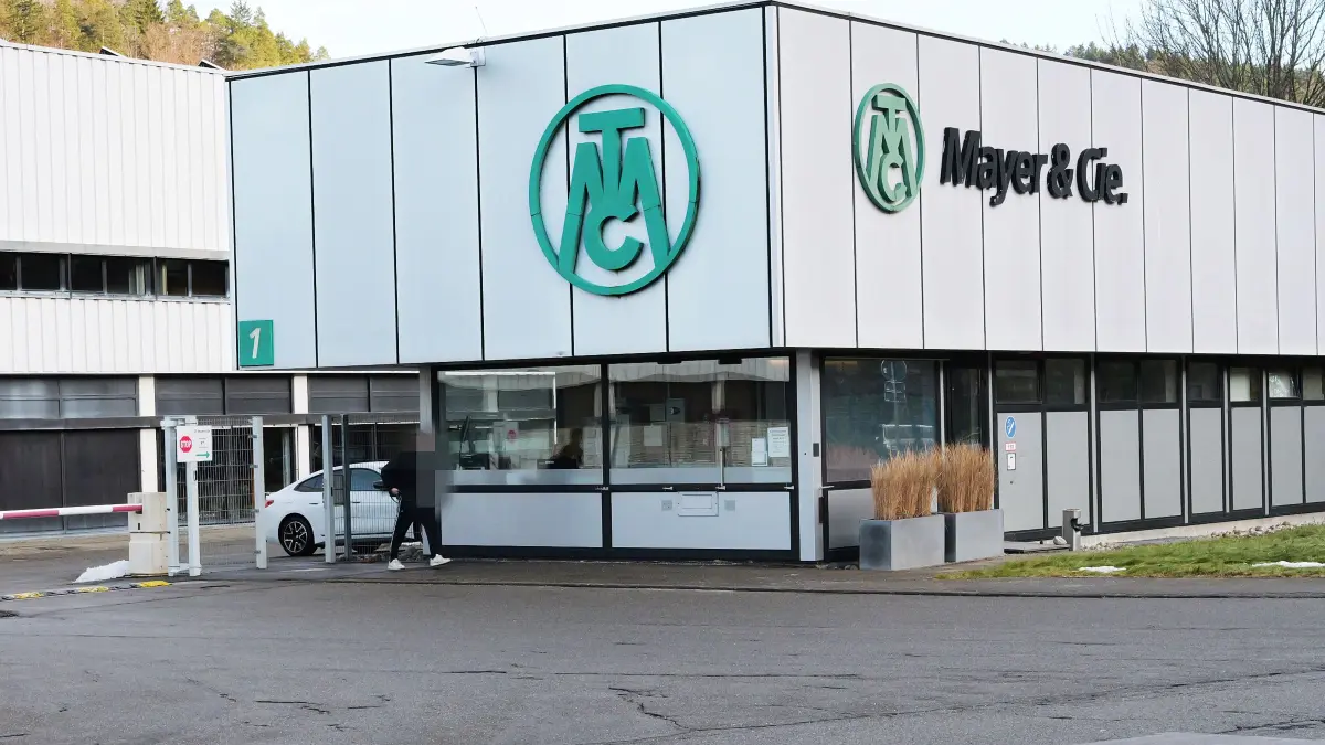 Nach der Betriebsversammlung, in der die Mitarbeiter über die Schließung von „Mayer & Cie.“ informiert wurden, verließen sie einzeln und in kleinen Gruppen niedergeschlagen das Firmengelände.
