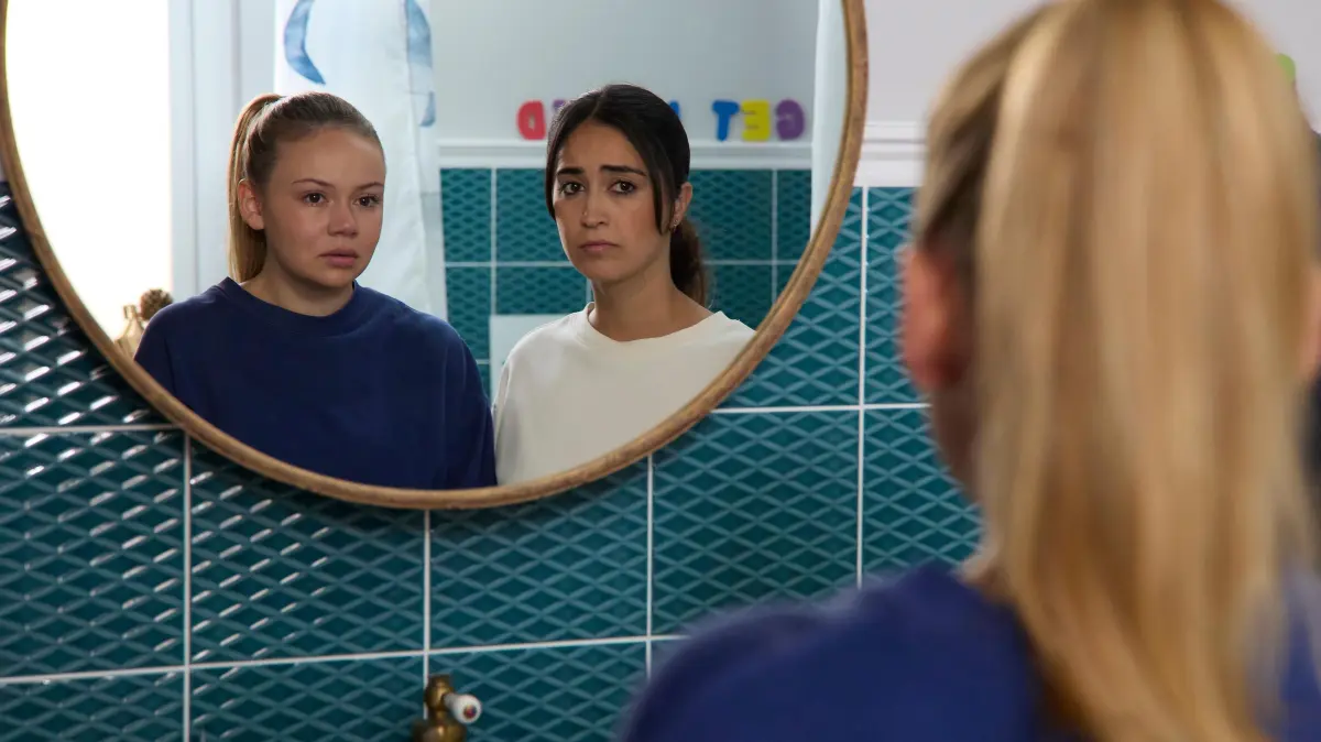 Esma (Özge Delioglan, r.) konfrontiert Ronja (Theresa Traser) besorgt mit ihrer schlimmen Befürchtung.