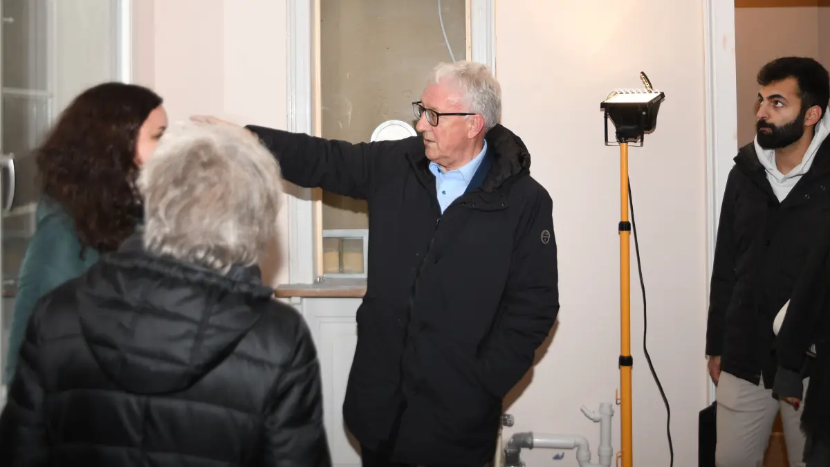 Der Gemeinderat Gomadingen schaute sich am Dienstagabend den sanierten Bahnhof an. Hinter Bürgermeister Klemens Betz ist noch der frühere Schalter zu sehen.