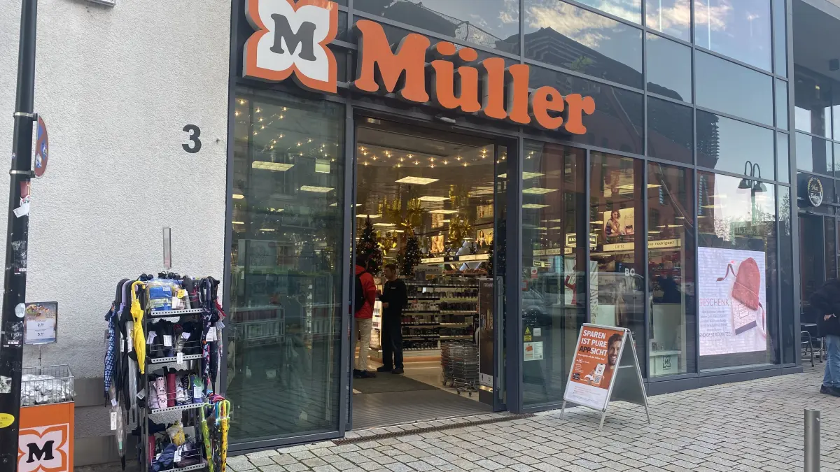 Alles wieder gut? Nach dem Überfall scheint die Normalität im Ehinger Drogeriemarkt wiederhergestellt.