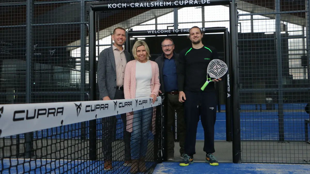 Die Betreiber der neuen Padel-Tennishalle in Rot am See freuen sich darauf, dass es am Samstag endlich losgeht (von links). Silvan Meyer, Petra Wilske und Martin Wilske sowie Trainer Gui Sffair.