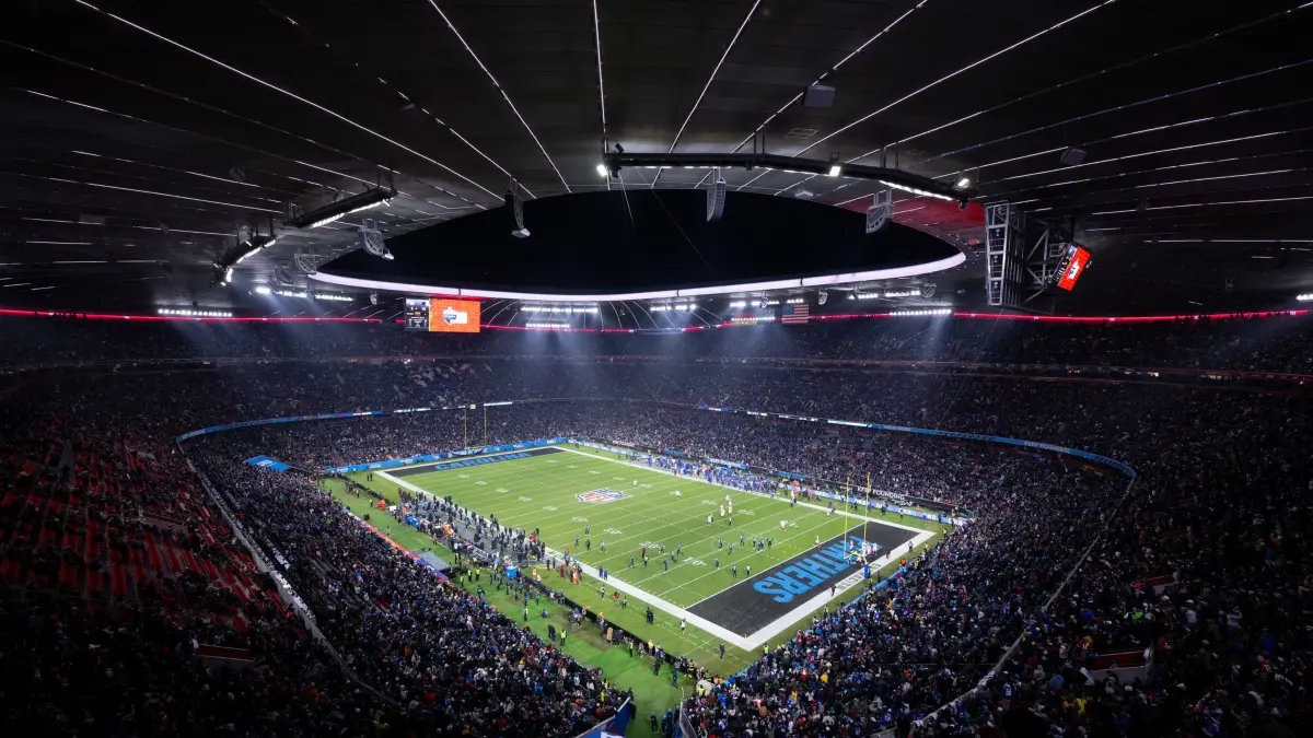 Carolina Panthers - New York Giants: ARCHIV - 10.11.2024, Bayern, München: American Football, NFL, Carolina Panthers - New York Giants, 10. Spieltag, Hauptrunde in der Allianz Arena: Die Spieler von den Carolina Panthers und von den New York Giants stehen auf dem Platz. (zu dpa: «NFL kehrt 2026 und 2028 nach München zurück») Foto: Sven Hoppe/dpa +++ dpa-Bildfunk +++