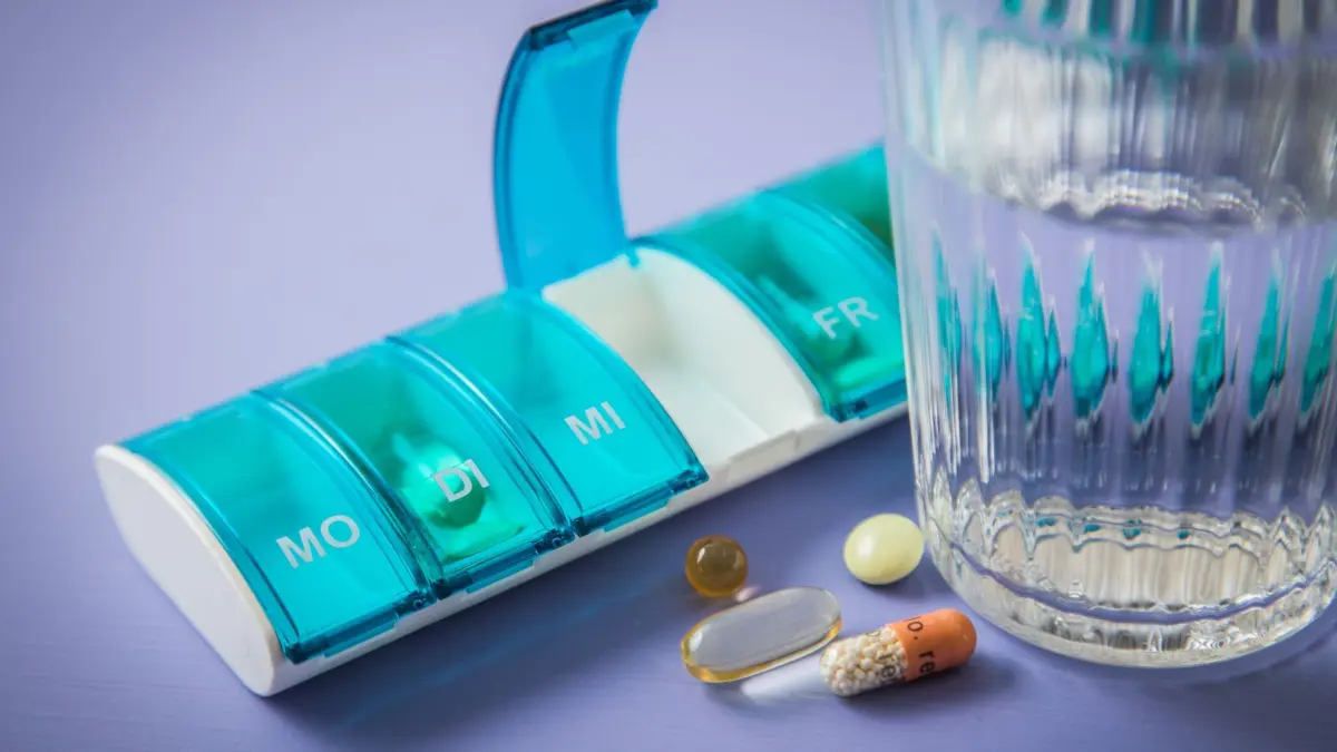 Wochendispenser mit Tabletten: ILLUSTRATION - Manche Menschen tun sich schwer beim Schlucken von Tabletten: Ein paar Tricks können helfen und das Einnehmen deutlich erleichtern. (zu dpa: «Probleme beim Schlucken von Tabletten? Diese Tricks helfen») Foto: Christin Klose/dpa-mag - Honorarfrei nur für Bezieher des Dienstes dpa-Magazin +++ dpa-Magazin +++
