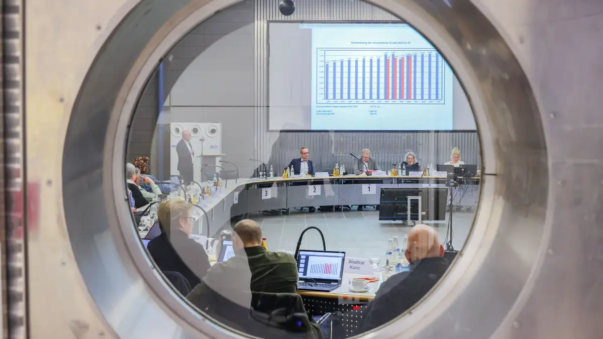 Gemeinderat von Schwäbisch Hall tagt in der Blendstatthalle. Einbringung des Haushalts (Doppelhaushalt) durch den Oberbürgermeister. Stadträte debattieren. Stadtrat. Kämmerer Oscar Gruber stellt die Zahlen vor. Vorne sitzen Oberbürgermeister Daniel Bullinger, Peter Klink, Susanne Uebel-Madenciler, Conny Fischer.
