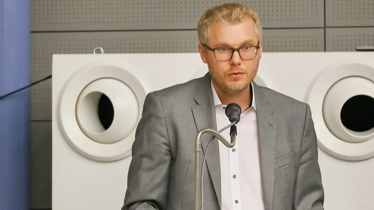 Gemeinderat von Schwäbisch Hall tagt in der Blendstatthalle. Einbringung des Haushalts (Doppelhaushalt) durch den Oberbürgermeister. Stadträte debattieren. Stadtrat. Oberbürgermeister Daniel Bullinger