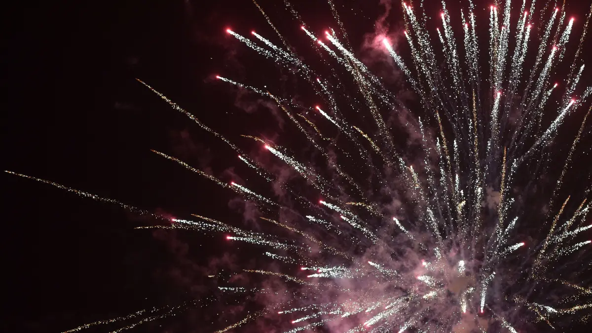 Mit einem Höhenfeuerwerk läutet die Silvesterparty in der Kulturweberei das neue Jahr ein. Gäste dürfen (und sollen) auf eigenes Feuerwerk verzichten.