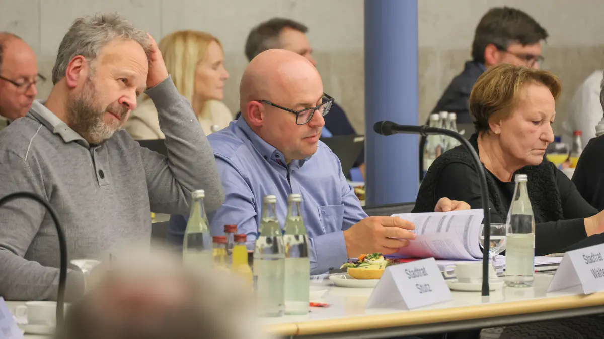 Gemeinderat von Schwäbisch Hall tagt in der Blendstatthalle. Einbringung des Haushalts (Doppelhaushalt) durch den Oberbürgermeister. Stadträte debattieren. Stadtrat. Armin Stutz, Frank Walter, Andrea Härterich, CDU