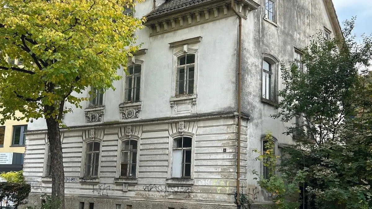Altstadt-Serie Geislingen Bahnhofstraße 5: Steht seit mehr als 15 Jahren leer und sieht entsprechend aus: Das Haus Bahnhofstraße 5. Doch bald tut sich was.