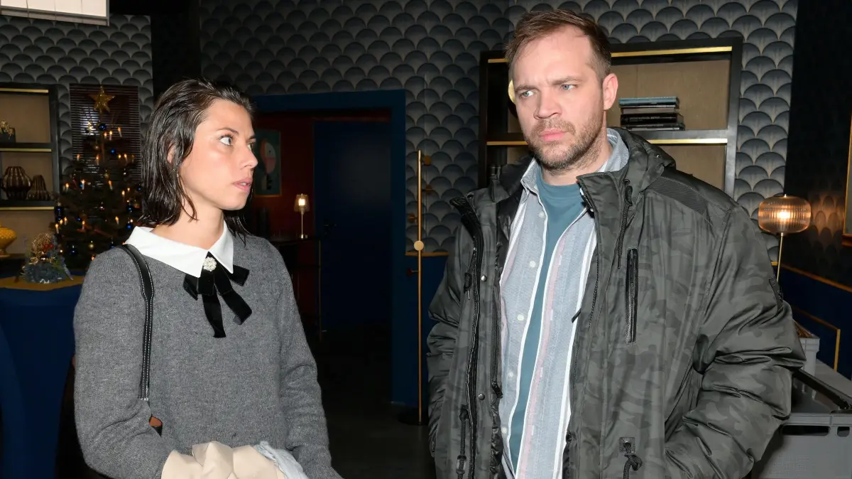 Matilda (Anna-Katharina Fecher) bekommt unerwartet Hilfe von Erik (Patrick Heinrich).