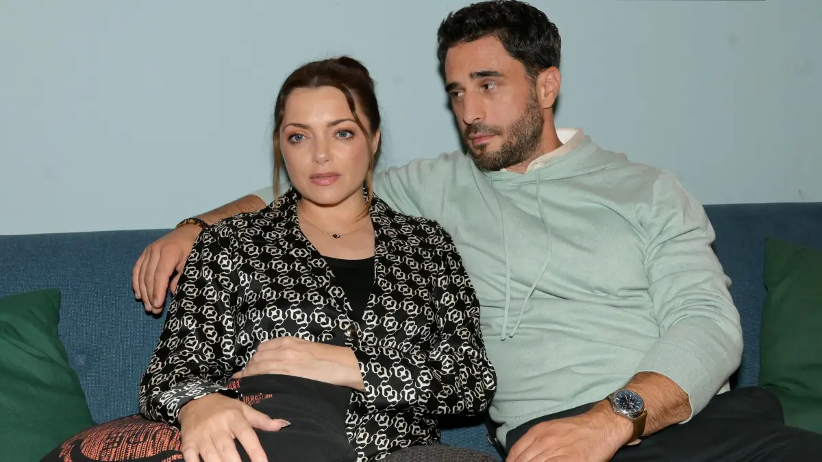 Emily (Anne Menden) vertraut Tobias (Jan Kittmann) nicht mehr.