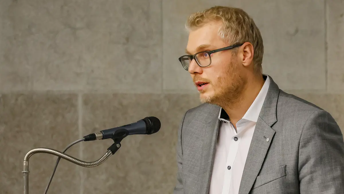 Gemeinderat von Schwäbisch Hall tagt in der Blendstatthalle. Einbringung des Haushalts (Doppelhaushalt) durch den Oberbürgermeister. Stadträte debattieren. Stadtrat. Oberbürgermeister Daniel Bullinger