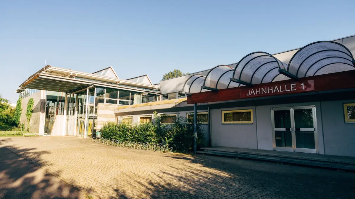 Eigentlich hätte die Jahnhalle 1 in Mössingen schon längst zurückgebaut werden müssen. Die Stadt nimmt nun einen neuen Anlauf beim Thema Hallen-Neubau.