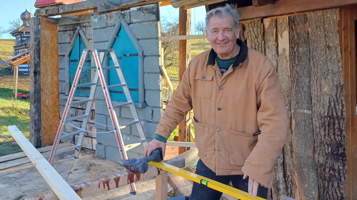 Zimmermeister Jürgen Mey aus Erlaheim errichtet seit vielen Jahren eine ganz besondere Weihnachtskrippe.