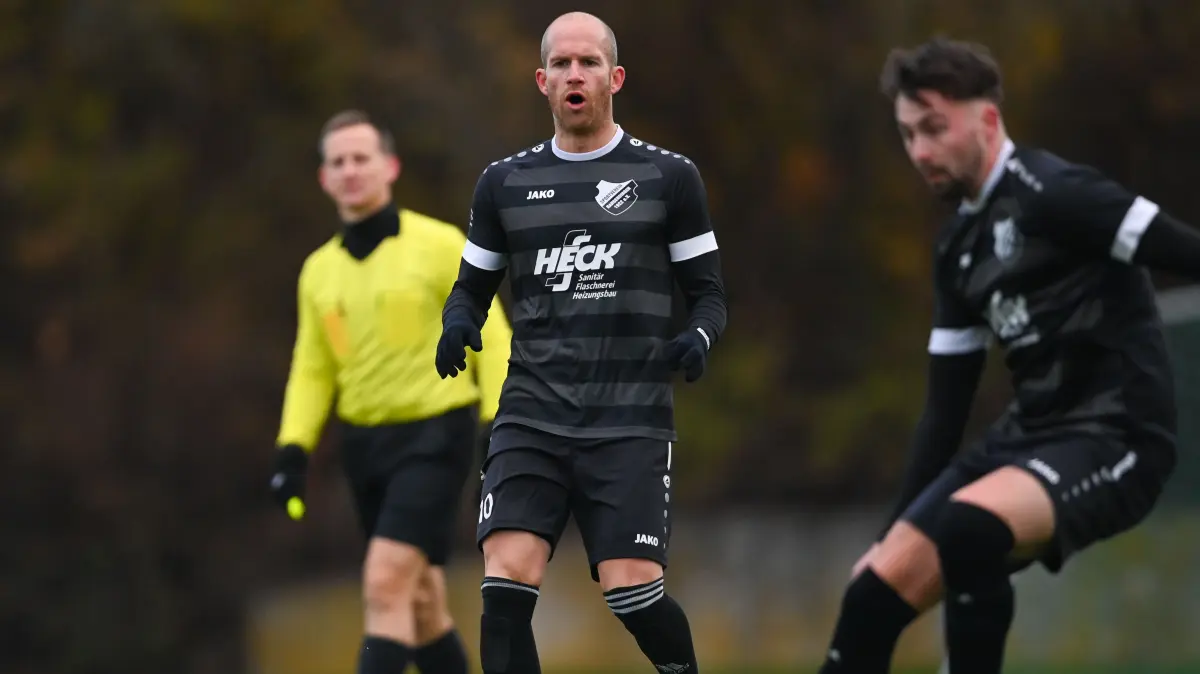 Bjoern Straub (SV Rangendingen, #10, Spielertrainer) schaut sich das Geschehen an und gibt Anweisungen,
SV Rangendingen vs. SV Heiligenzimmern, Sport, Fussball, Herren, Bezirksliga Zollern, 15. Spieltag, Spielzeit 2023/2024, 25.11.2023,
Foto: Eibner-Pressefoto/Silas Schueller