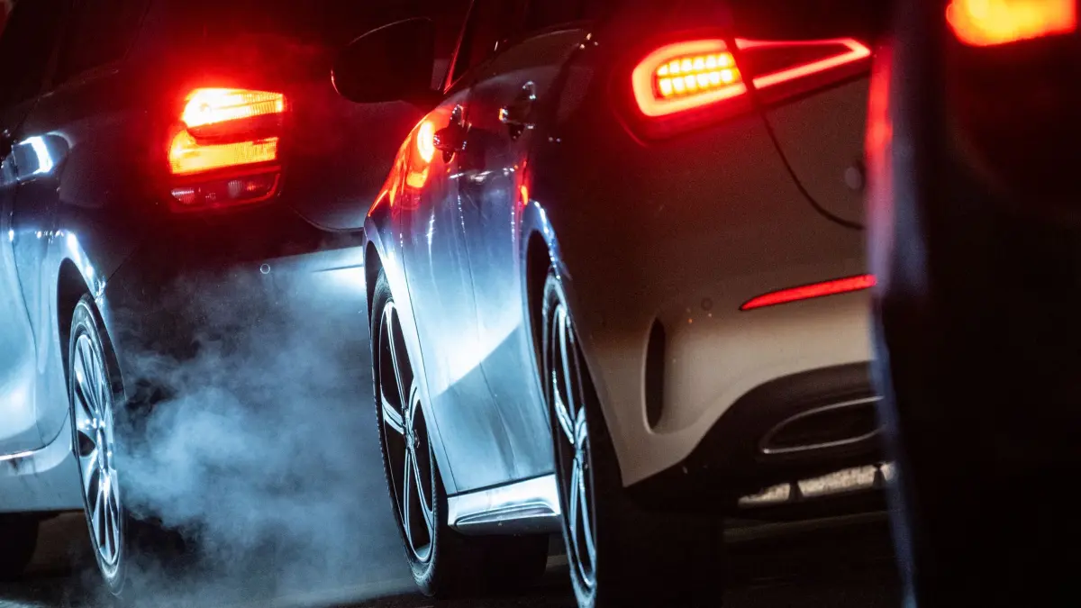 Verkehr in Stuttgart: ARCHIV - 02.12.2025, Baden-Württemberg, Stuttgart: Autoabgase sind hinter einem Kraftfahrzeug im Straßenverkehr zu sehen. (zu dpa: «Weber: EU-Kommission wird Verbrenner-Aus zurücknehmen») Foto: Marijan Murat/dpa +++ dpa-Bildfunk +++