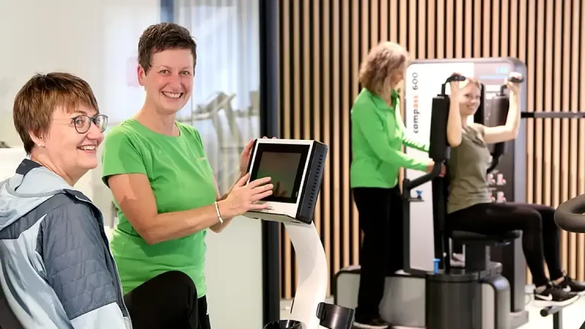 Im Rückenstudio im neuen AOK-Gesundheitszentrum in Künzelsau trainieren die Versicherten ihre Beweglichkeit.