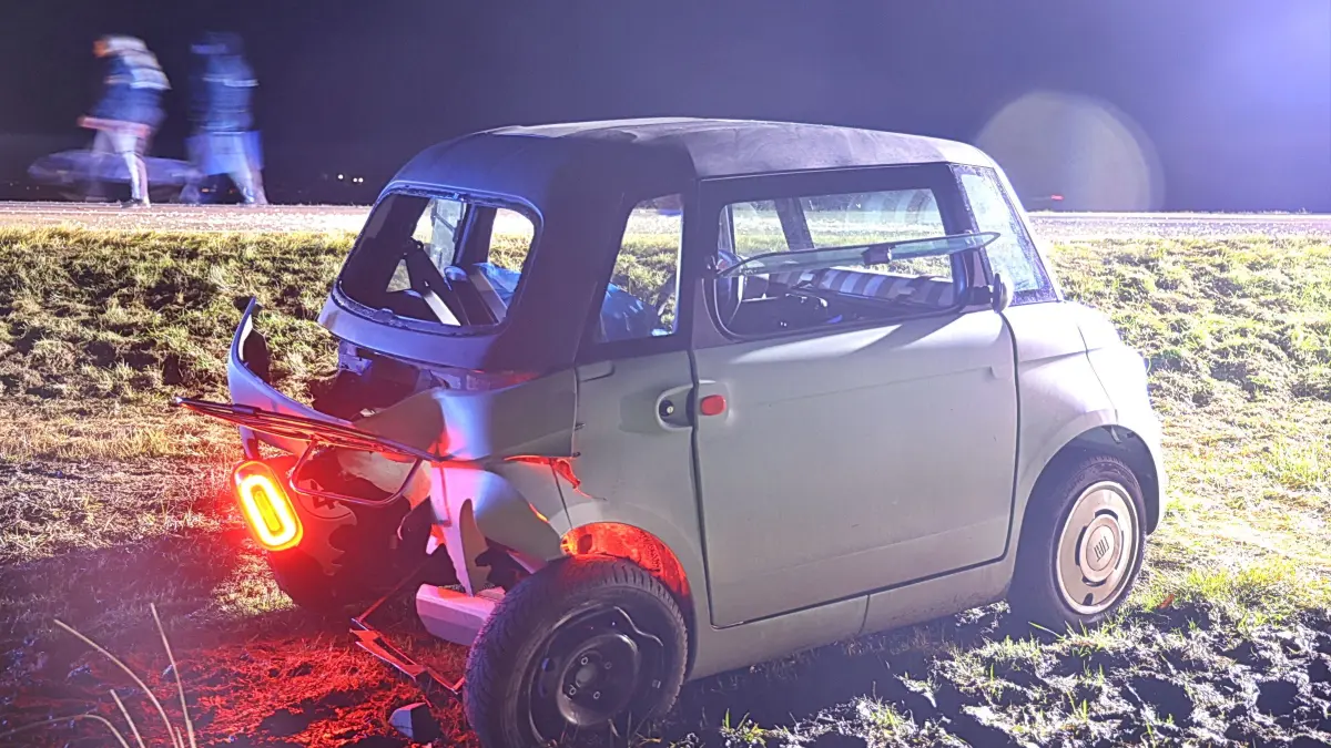 Nach einem Zusammenstoß mit einem Auto ist ein Kleinfahrzeug zwischen Illertissen und Unterroth von der Fahrbahn abgekommen.