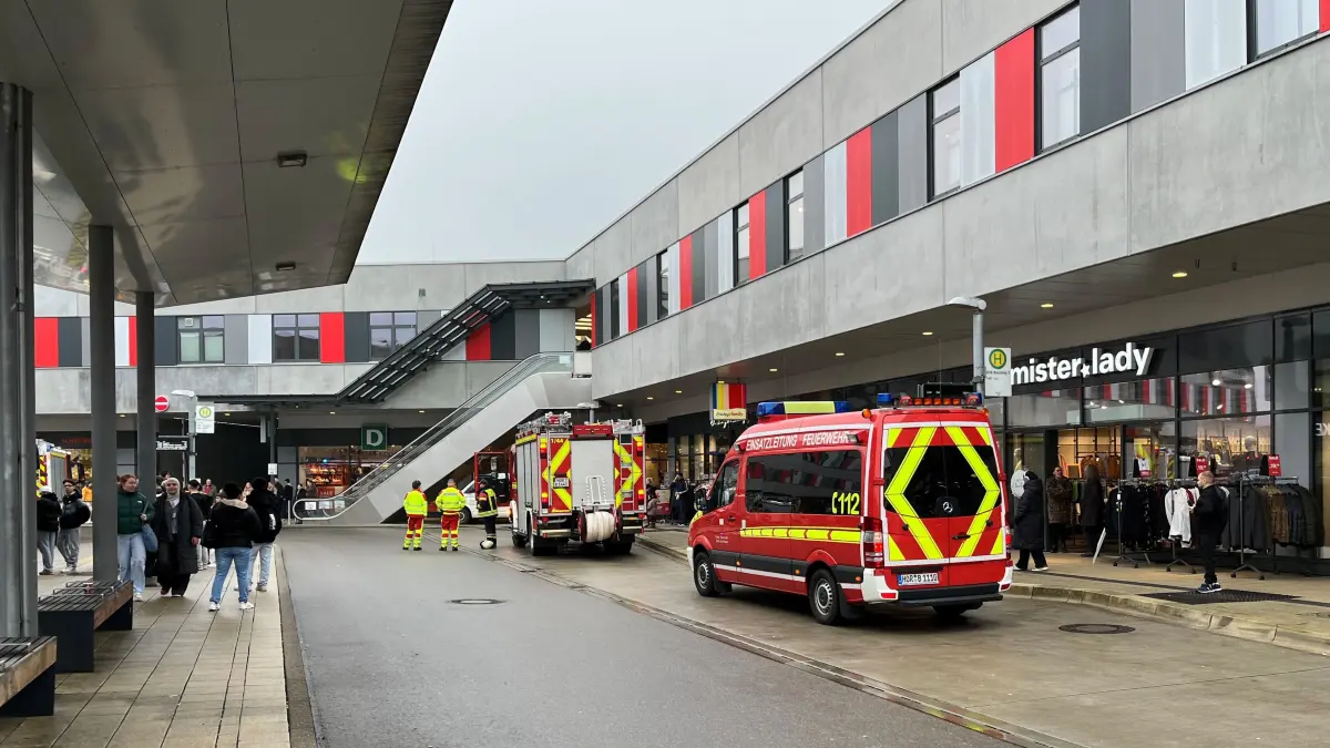 In der Parkhaus-Ausfahrt der Activ-Arcaden - zwischen DM und Deichmann - sorgt ein Böller dafür, dass die Brandmeldeanlage ausgelöst wird.