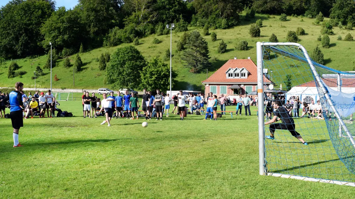 Das Albstadion - hier bei der Gedenkminute für den früheren Vorsitzenden Rupert Linder - ist die Heimat des FC 07 Albstadt. Seine Tribünen müssen saniert werden.
