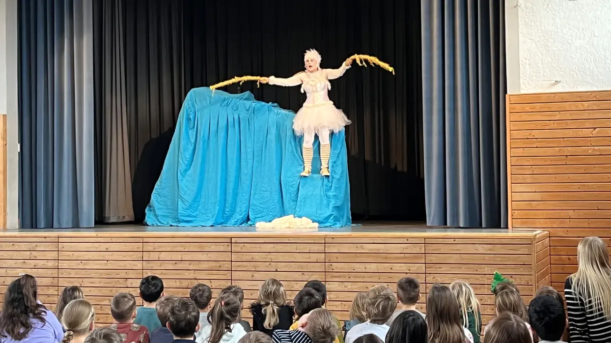 Beatrice Hutter besucht mit ihrem mobilen Theater die Bühläckerschule in Unterrot. Das vorweihnachtliche Vergnügen wird vom Unterroter Betrieb Wefoba gespendet.