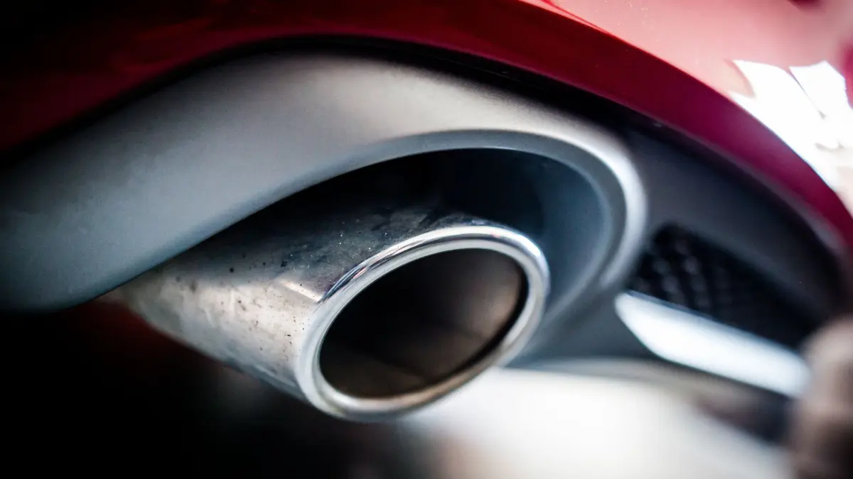 ARCHIV - 02.06.2017, Baden-Württemberg, Backnang: Der Auspuff eines Autos mit Dieselmotor. (zu dpa: «Union will Klarheit zur Zukunft des Verbrennungsmotors») Foto: Christoph Schmidt/dpa +++ dpa-Bildfunk +++