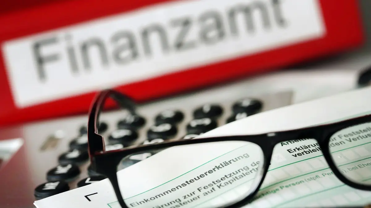 Weihnachtsfrieden der Finanzämter: ARCHIV - 20.11.2013, Nordrhein-Westfalen, Köln: ILLUSTRATION - Auf einem Vordruck für die Steuererklärung liegt vor dem Aktenordner mit dem Aufdruck «Finanzamt» ein Stift und eine Brille. (zu dpa: ««Weihnachtsfrieden»: Finanzämter verzichten auf Mahnungen») Foto: Oliver Berg/dpa +++ dpa-Bildfunk +++