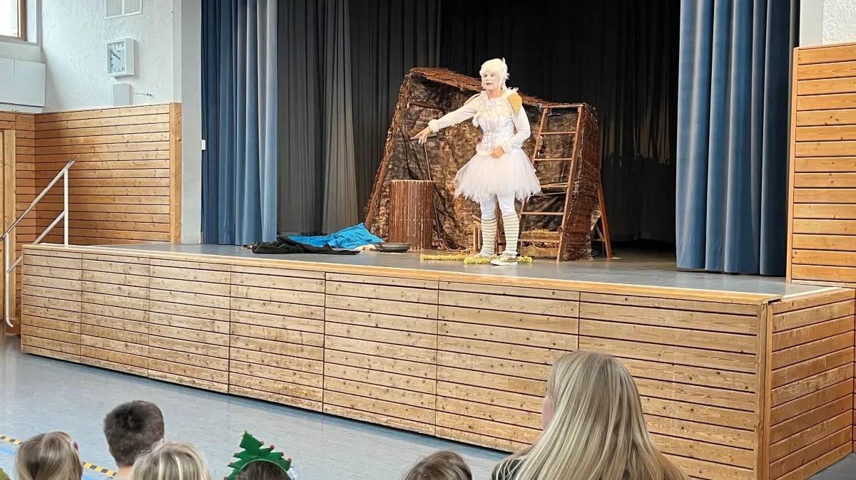 Beatrice Hutter besucht mit ihrem mobilen Theater die Bühläckerschule in Unterrot. Das vorweihnachtliche Vergnügen wird vom ansässigen Betrieb Wefoba gespendet.