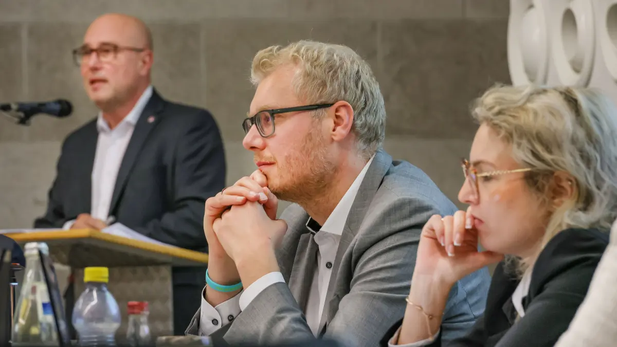Gemeinderat von Schwäbisch Hall tagt in der Blendstatthalle. Einbringung des Haushalts (Doppelhaushalt) durch den Oberbürgermeister. Stadträte debattieren. Stadtrat. Oberbürgermeister Daniel BullingerSusanne Uebel-Madenciler, Hinten steht Kämmerer Oscar Gruber