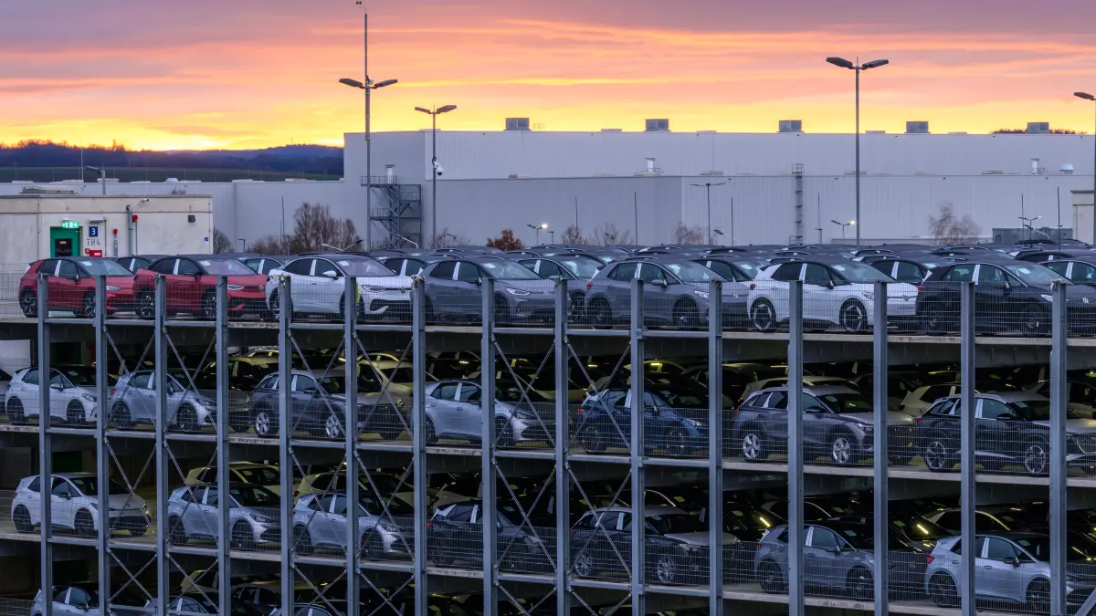 Neuwagen stehen zur Auslieferung in einem Parkhaus auf dem Werksgelände von Volkswagen. US-Präsident Trump will mit seiner Drohung wahr machen und in Kürze Zölle ankündigen, die auf die Autoindustrie abzielen. +++ dpa-Bildfunk +++