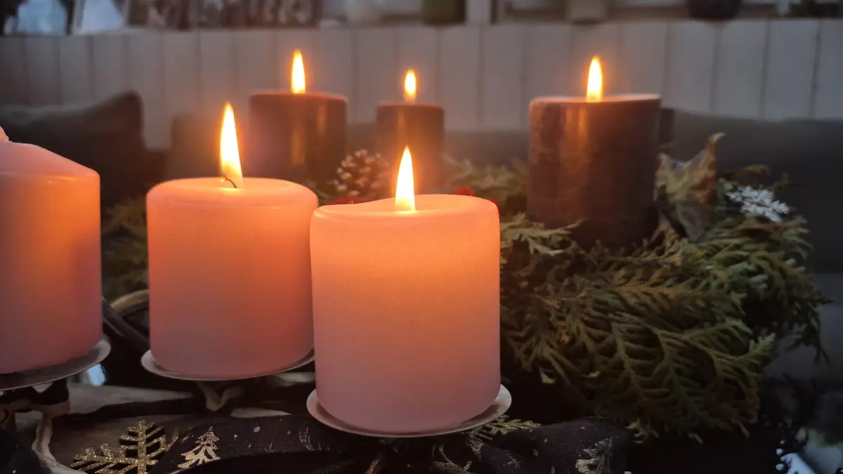 Das fackelnde Licht echter Kerzen auf einem Adventskranz gehört für viele Menschen zur Vorweihnachtszeit dazu. Damit nichts passiert, sollte man aber einige Regeln beachten.