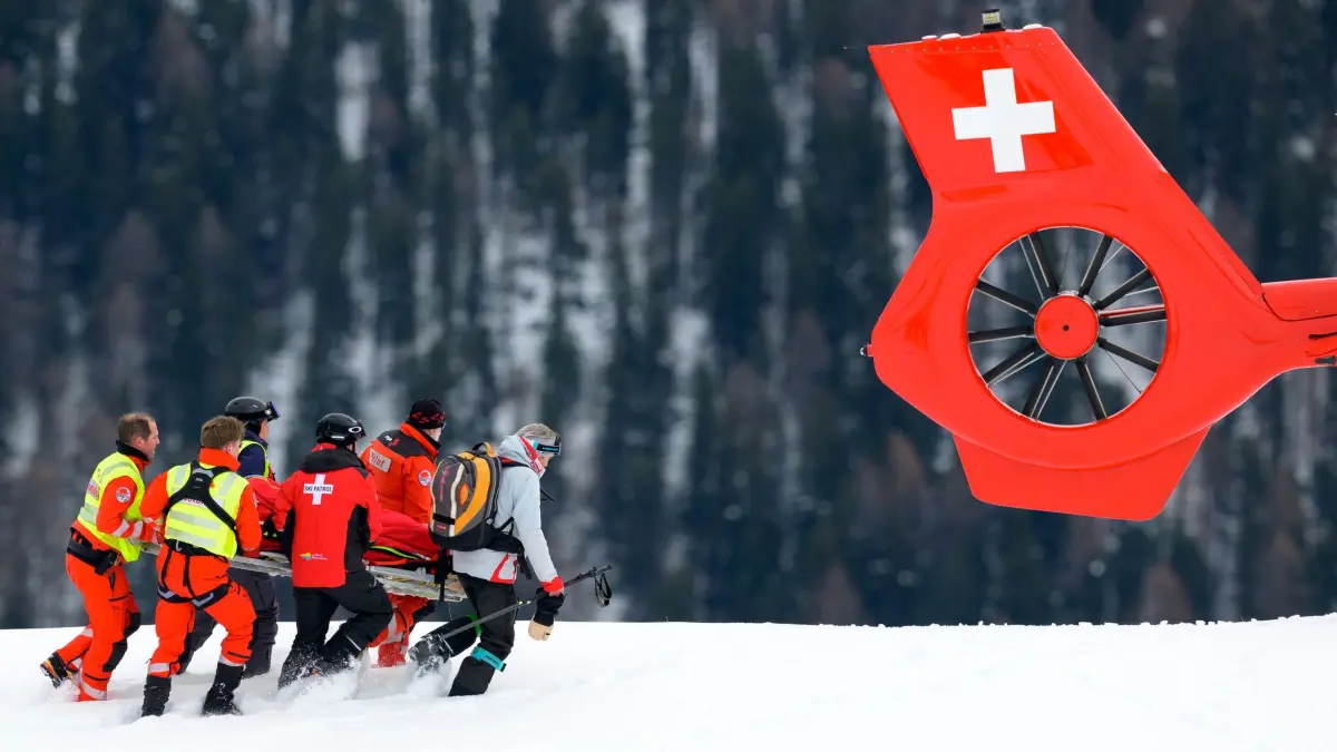 Ski alpin Weltcup: 11.12.2025, Schweiz, St. Moritz: Ski alpin Weltcup, Training, Frauen: Michelle Gisin (Schweiz) wird nach einem Sturz auf einer Trage getragen und von einem Helikopter abtransportiert. Foto: Jean-Christophe Bott/KEYSTONE/dpa +++ dpa-Bildfunk +++