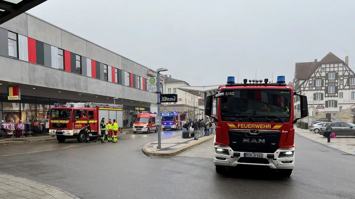 Feuerwehr und Rettungswagen wurden am Dienstagmittag zu den Activ-Arkaden alarmiert.