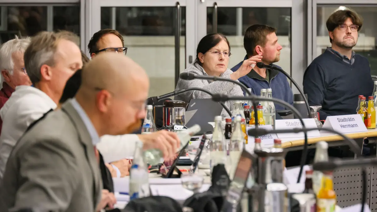 Gemeinderat von Schwäbisch Hall tagt in der Blendstatthalle. Einbringung des Haushalts (Doppelhaushalt) durch den Oberbürgermeister. Stadträte debattieren. Stadtrat. Tillmann Finger, Michael Rempp, Andrea Herrmann, Willem Tette, Tobias Feldmeyer