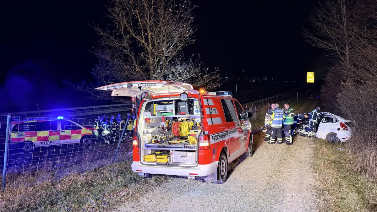 Das Fahrzeug landete neben der B313 auf einem Feldweg, wo die Fahrerin von der Feuerwehr aus dem Auto befreit wurde.