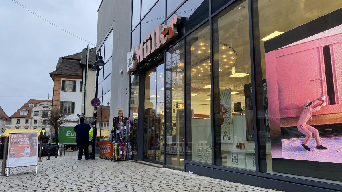 War das Ziel eines Überfalls: der Müller-Markt in Ehingen. Vor 13 Jahren gab es bereits eine Serie von Überfällen auf Geschäfte in der Stadt