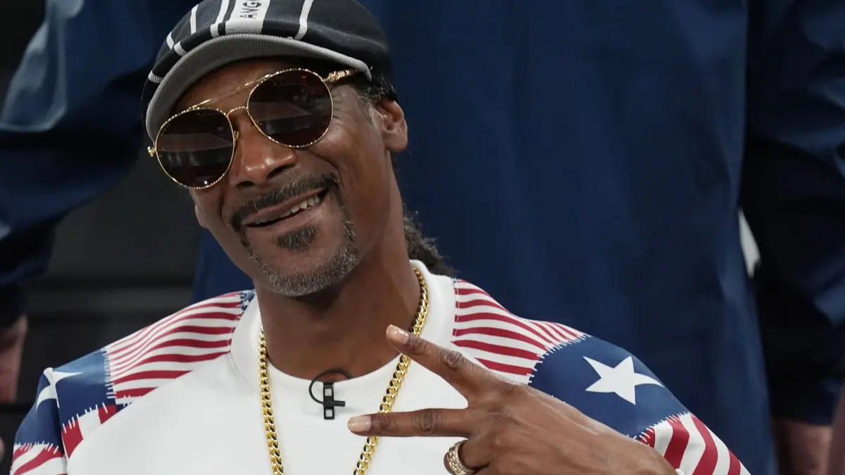 Paris 2024 - Basketball: ARCHIV - 06.08.2024, Frankreich, Paris: Olympia, Paris 2024, Basketball, Viertelfinale, Brasilien - USA, US-Basketballerin US-Rapper Snoop Dogg hat als Zuschauer Platz genommen. (zu dpa: «US-Rapper Snoop Dogg bei Winterspielen als US-Ehrencoach») Foto: Marcus Brandt/dpa +++ dpa-Bildfunk +++