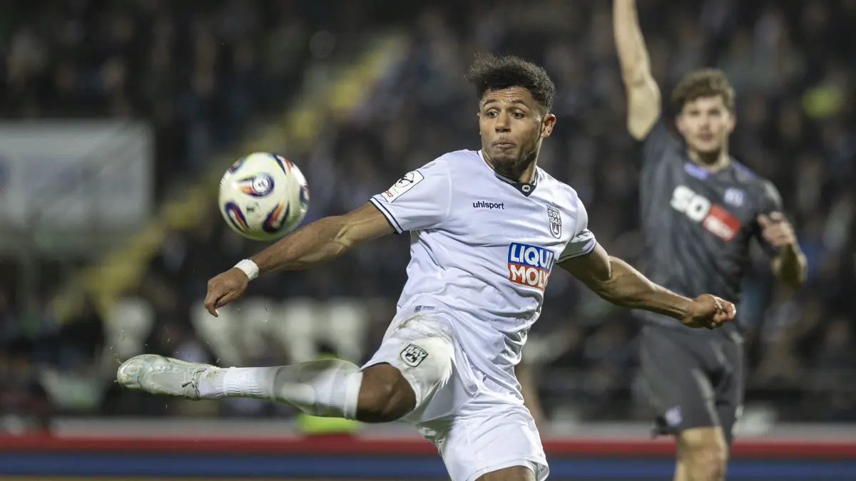 Fußball, SSV Ulm (weiß) Das war das Heimspiel am Freitagabend gegen den VfL Osnabrück (schwarz), Paul Besong