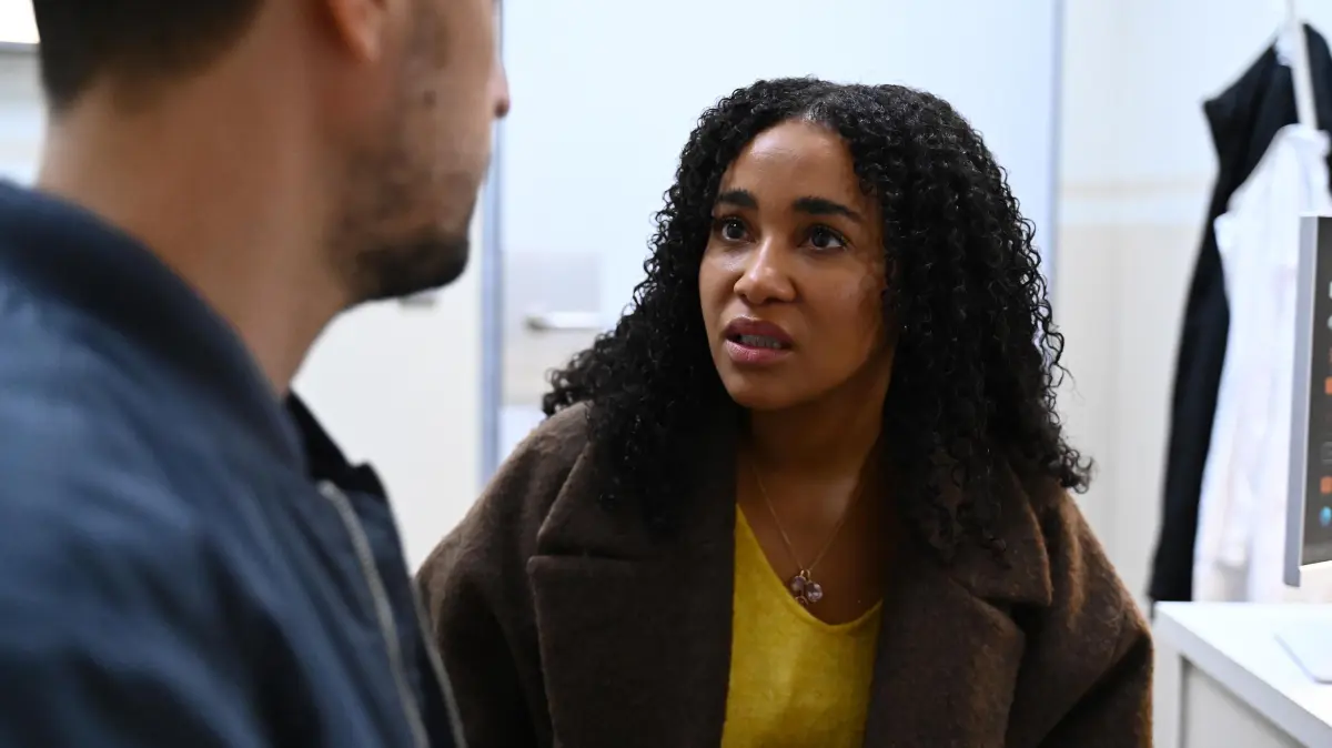 Imani (Féréba Koné) will nicht akzeptieren, dass Jan (Daniel Noah) bald sterben wird.