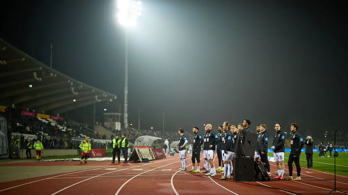 GER, ratiopharm ulm vs. Dolomiti Energia Trento, Basketball, 9. Spieltag, BKT EuroCup, Spielzeit 2025/2026, 04.12.2025 : Team des SSV Ulm 1846 vor Spielbeginn bei den Fans
GER, ratiopharm ulm vs. Dolomiti Energia Trento, Basketball, 9. Spieltag, BKT EuroCup, Spielzeit 2025/2026, 04.12.2025
Foto: Eibner-Pressefoto/Gerald Oelze-de Stoppany